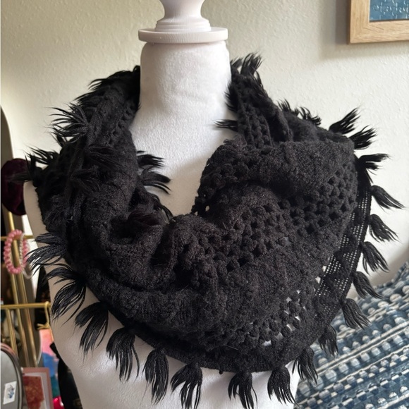 Elegant Black Fringe Scarf - Picture 3 of 3